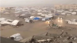 أمطار غزيرة ومنخفض جوي يفاقمان معاناة أهالي غزة بتطاير الخيام وخسائر بشرية